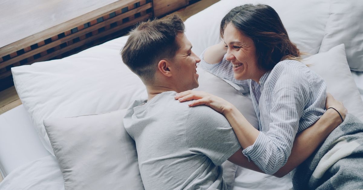 Getrennt schlafen, gemeinsam lieben: Wie getrennte Schlafzimmer eure Beziehung stärken können