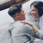 Getrennt schlafen, gemeinsam lieben: Wie getrennte Schlafzimmer eure Beziehung stärken können