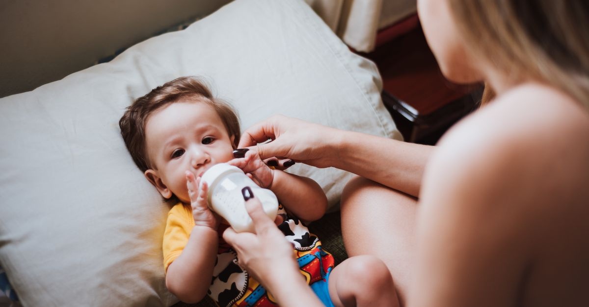 Entspannt füttern: Wie du die Flasche nach Babys Bedürfnissen gibst