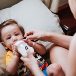 Entspannt füttern: Wie du die Flasche nach Babys Bedürfnissen gibst